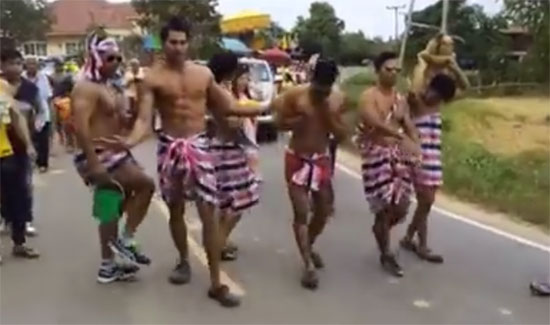 อื้อหือ... คลิปแซ่บ ! หนุ่มกล้ามล่ำนุ่งผ้าขาวม้า แดนซ์ยับหน้างานบวช 