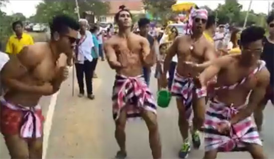 อื้อหือ... คลิปแซ่บ ! หนุ่มกล้ามล่ำนุ่งผ้าขาวม้า แดนซ์ยับหน้างานบวช
