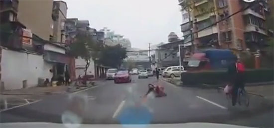 หญิงหัวหมอนอนขวางรถบนถนนหวังเรียกเงิน คนขับไม่สน-เรียกตำรวจจัดการ