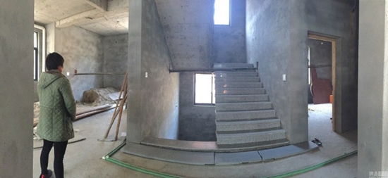 อึ้งแรง จีนสร้างบ้านครอบสายไฟฟ้า พาดผ่ากลางตัวบ้าน-เดินผ่านต้องลอด