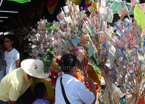  โอละหนอ ! เด็กหญิงหยิบเงินจากต้นผ้าป่า เข้าใจผิดคิดว่าแจกฟรี