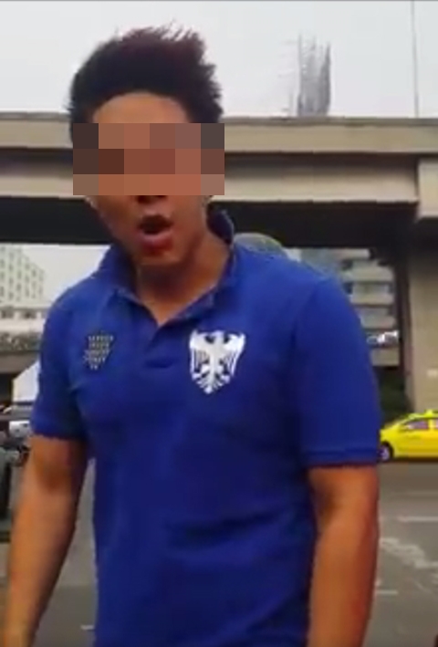 ดีเจหนุ่มเร่งกระบะถอยชนเก๋งซ้ำ 2 รอบ