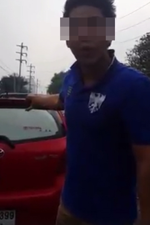  ดีเจหนุ่มเร่งกระบะถอยชนเก๋งซ้ำ 2 รอบ