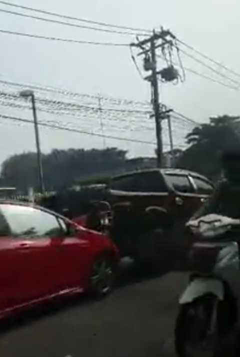 ดีเจหนุ่มเร่งกระบะถอยชนเก๋งซ้ำ 2 รอบ