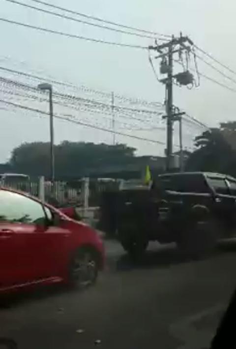 ดีเจหนุ่มเร่งกระบะถอยชนเก๋งซ้ำ 2 รอบ