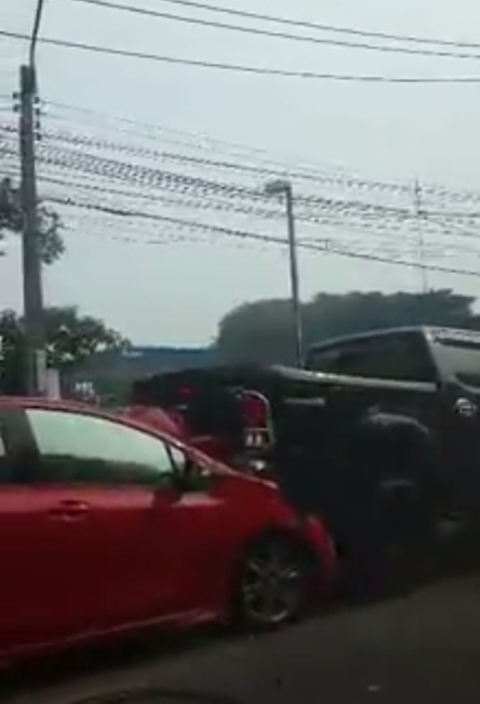 ดีเจหนุ่มเร่งกระบะถอยชนเก๋งซ้ำ 2 รอบ