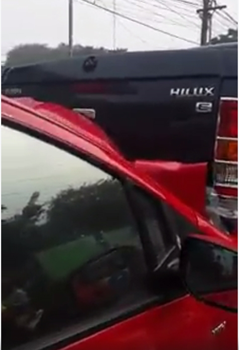 ดีเจหนุ่มเร่งกระบะถอยชนเก๋งซ้ำ 2 รอบ