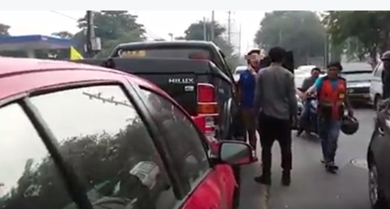 ดีเจหนุ่มเร่งกระบะถอยชนเก๋งซ้ำ 2 รอบ