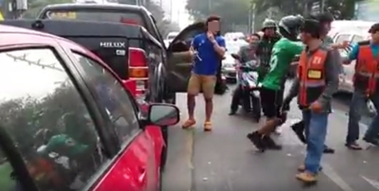 ดีเจหนุ่มเร่งกระบะถอยชนเก๋งซ้ำ 2 รอบ