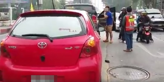 ดีเจหนุ่มเร่งกระบะถอยชนเก๋งซ้ำ 2 รอบ