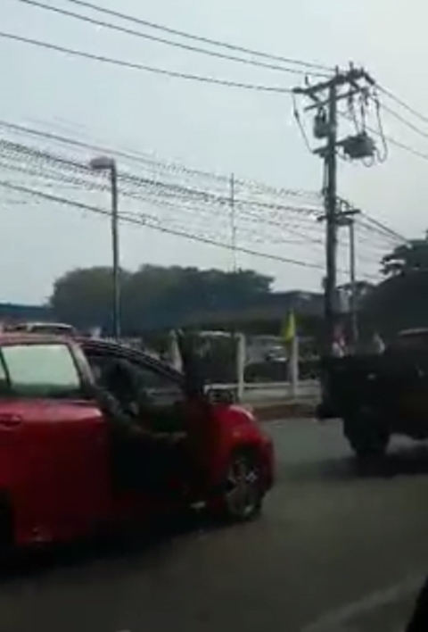 ดีเจหนุ่มเร่งกระบะถอยชนเก๋งซ้ำ 2 รอบ