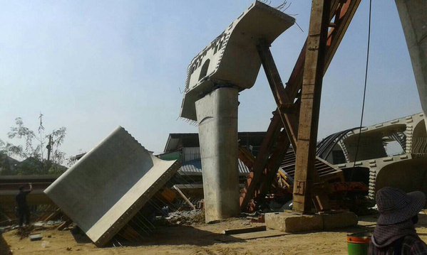 เครนสร้างสะพานข้ามแม่น้ำ จ.อยุธยา ทรุดถล่ม ! ทับบ้านคนงานเจ็บ 9