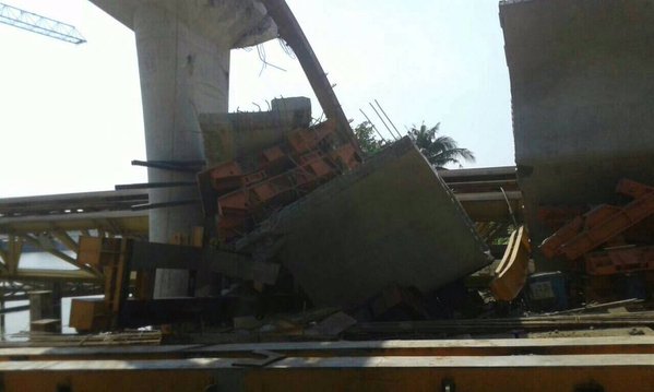 เครนสร้างสะพานข้ามแม่น้ำ จ.อยุธยา ทรุดถล่ม ! ทับบ้านคนงานเจ็บ 9