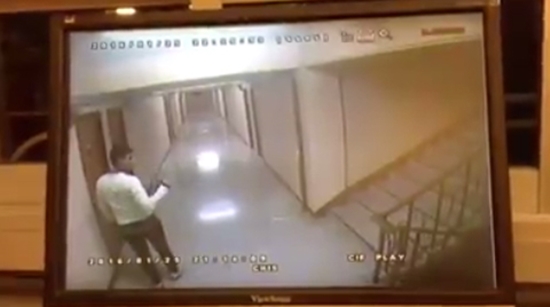 คลิปอุทาหรณ์ สาวโดนเคาะห้องกลางดึก-ถูกปืนจี้ชิงทรัพย์ในอพาร์ทเม้นท์