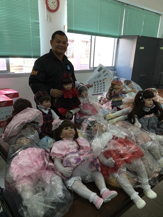 บุกยึด ตุ๊กตาลูกเทพ หลายร้อยตัว ย่านสำเพ็ง-วังบูรพา-บางแค