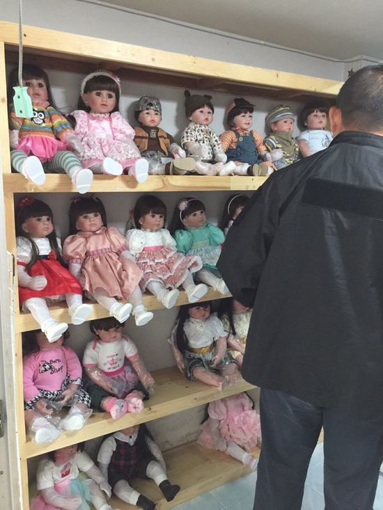 บุกยึด ตุ๊กตาลูกเทพ หลายร้อยตัว ย่านสำเพ็ง-วังบูรพา-บางแค