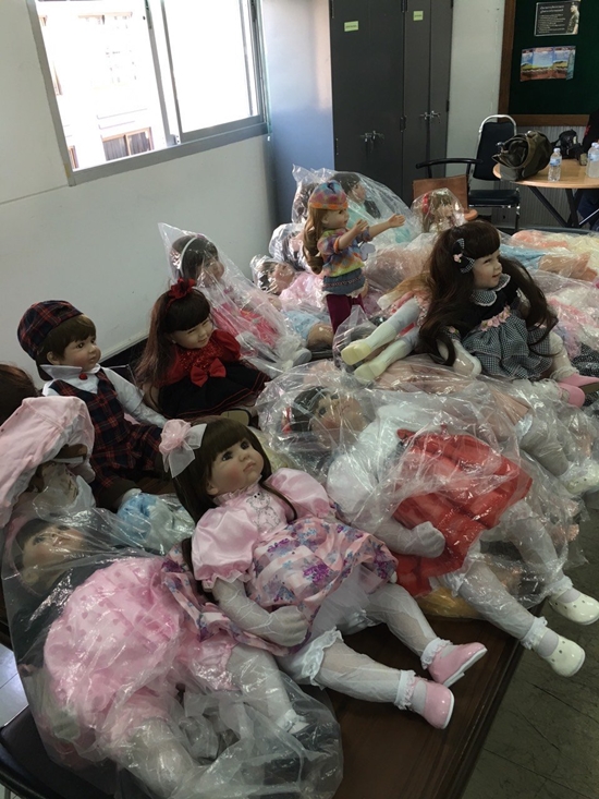 บุกยึด ตุ๊กตาลูกเทพ หลายร้อยตัว ย่านสำเพ็ง-วังบูรพา-บางแค