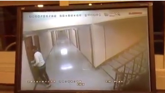 คลิปอุทาหรณ์ สาวโดนเคาะห้องกลางดึก-ถูกปืนจี้ชิงทรัพย์ในอพาร์ทเม้นท์