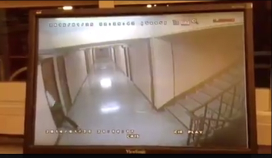 คลิปอุทาหรณ์ สาวโดนเคาะห้องกลางดึก-ถูกปืนจี้ชิงทรัพย์ในอพาร์ทเม้นท์