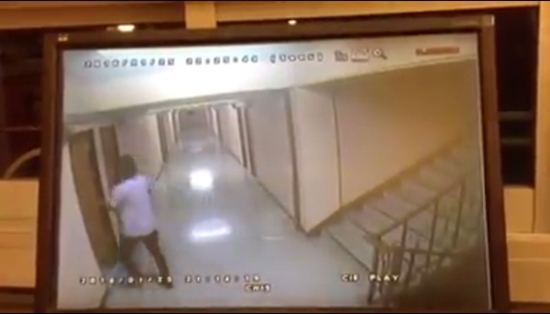 คลิปอุทาหรณ์ สาวโดนเคาะห้องกลางดึก-ถูกปืนจี้ชิงทรัพย์ในอพาร์ทเม้นท์