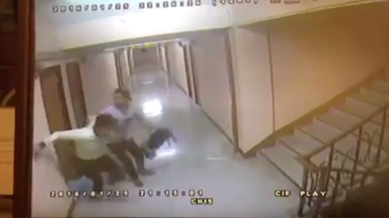 คลิปอุทาหรณ์ สาวโดนเคาะห้องกลางดึก-ถูกปืนจี้ชิงทรัพย์ในอพาร์ทเม้นท์