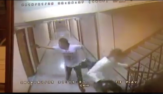 คลิปอุทาหรณ์ สาวโดนเคาะห้องกลางดึก-ถูกปืนจี้ชิงทรัพย์ในอพาร์ทเม้นท์