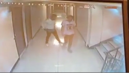 คลิปอุทาหรณ์ สาวโดนเคาะห้องกลางดึก-ถูกปืนจี้ชิงทรัพย์ในอพาร์ทเม้นท์