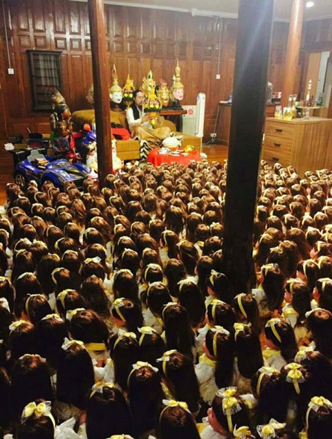 หลอนเลย ! ภาพปลุกเสก-เบิกเนตร ตุ๊กตาลูกเทพ นั่งเรียงรายเป็นกองทัพ