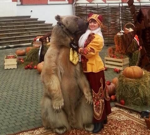 คนอะไรอยู่กับหมี ! พบครอบครัวที่อยู่ร่วมกับหมีมา 23 ปี สมาชิกตัวนี้ทั้งใจดี แถมขี้อ้อนสุด ๆ