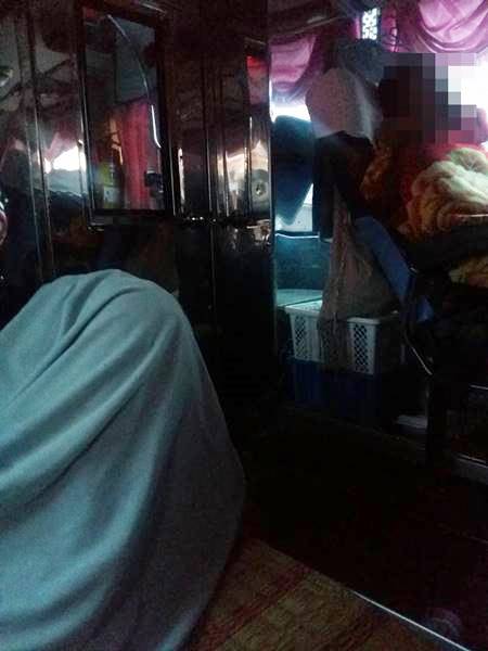 สาวโวย ! นี่หรือที่นั่ง V.I.P. ซื้อตั๋วรถทัวร์อย่างแพง เจอแค่เสื่อกับผ้าห่ม 