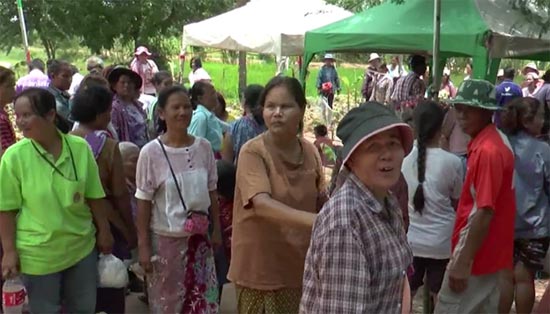 ชาวบ้านแห่ดื่มน้ำในบ่อที่ขุดพบโซ่ตรวน เชื่อเป็นน้ำทิพย์รักษาโรคได้ 