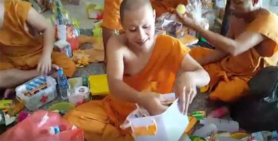 หลวงพี่เปิดถัง รีวิวสังฆทาน บอกมีแต่ขยะ ของใช้งานไม่ได้ [มีคลิป]หลวงพี่เปิดถัง รีวิวสังฆทาน บอกมีแต่ขยะ ของใช้งานไม่ได้ [มีคลิป]