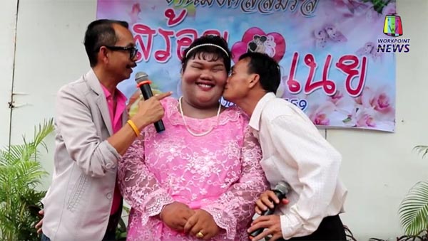 พลังรักแท้ ! สาวอ้วน-หนุ่มผอม ฉลองวิวาห์ชื่นมื่น ชาวบ้านปิดถนนยินดี