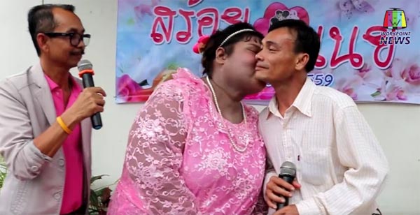 พลังรักแท้ ! สาวอ้วน-หนุ่มผอม ฉลองวิวาห์ชื่นมื่น ชาวบ้านปิดถนนยินดี