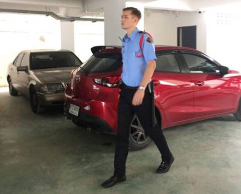  ถึงบางอ้อ ! รปภ. ฝรั่งหล่อสุดแซ่บ ที่แท้ครูสอนภาษาอังกฤษ