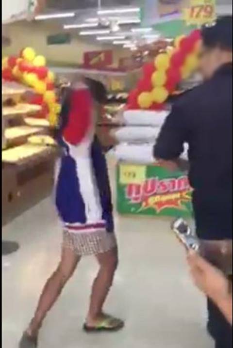 คลิปสาววัยกระเตาะทำซ่า ขโมยของไม่ยอมรับ ก้าวร้าวเตะยาม-ด่ายาม