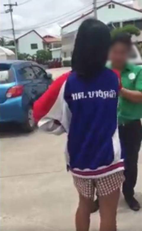 คลิปสาววัยกระเตาะทำซ่า ขโมยของไม่ยอมรับ ก้าวร้าวเตะยาม-ด่ายาม