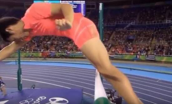 จุก !! หนุ่มนักกีฬาค้ำถ่อฝันสลาย โดดไม่ผ่านเพราะกระปู๋ฟาดใส่ไม้พาดจัง ๆ (มีคลิป)