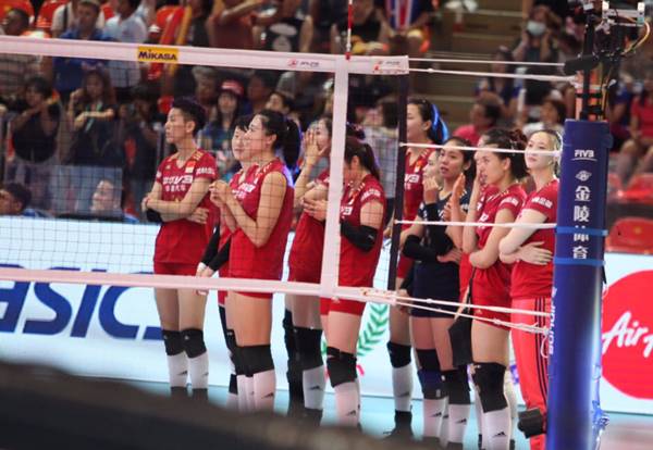 นักตบจีน กลั้นน้ำตาไม่ไหว ร้องไห้เมื่อดู VTR อำลาโค้ชอ๊อต