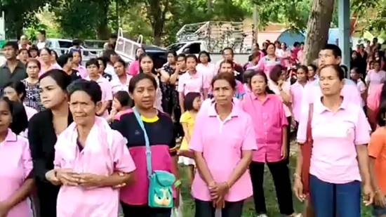 งานศพฟรุ้งฟริ้ง ชาวบ้านพร้อมใจแต่งสีชมพูร่วมงาน ตามคำสั่งเสียสุดท้าย