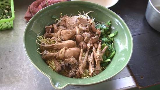 แห่สั่งก๋วยเตี๋ยวชามยักษ์ จ.อ่างทอง ท้ากินหมดใน 40 นาที ได้กินฟรี 1 ปี