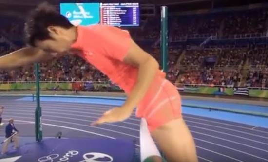 จุก !! หนุ่มนักกีฬาค้ำถ่อฝันสลาย โดดไม่ผ่านเพราะกระปู๋ฟาดใส่ไม้พาดจัง ๆ (มีคลิป)