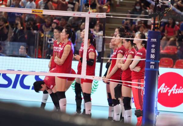 นักตบจีน กลั้นน้ำตาไม่ไหว ร้องไห้เมื่อดู VTR อำลาโค้ชอ๊อต