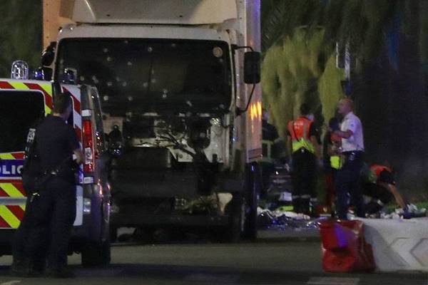 เกิดเหตุโจมตีวันชาติฝรั่งเศส รถบรรทุกพุ่งชนคน ตายกว่า 60 ศพ เจ็บนับร้อย