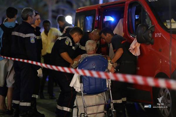 เกิดเหตุโจมตีวันชาติฝรั่งเศส รถบรรทุกพุ่งชนคน ตายกว่า 60 ศพ เจ็บนับร้อย