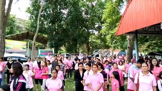 งานศพฟรุ้งฟริ้ง ชาวบ้านพร้อมใจแต่งสีชมพูร่วมงาน ตามคำสั่งเสียสุดท้าย