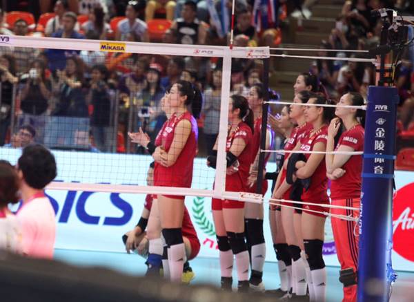 นักตบจีน กลั้นน้ำตาไม่ไหว ร้องไห้เมื่อดู VTR อำลาโค้ชอ๊อต