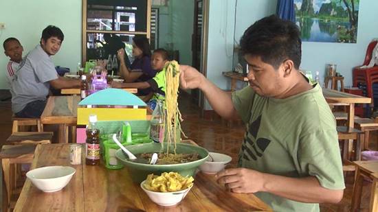แห่สั่งก๋วยเตี๋ยวชามยักษ์ จ.อ่างทอง ท้ากินหมดใน 40 นาที ได้กินฟรี 1 ปี