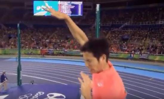 จุก !! หนุ่มนักกีฬาค้ำถ่อฝันสลาย โดดไม่ผ่านเพราะกระปู๋ฟาดใส่ไม้พาดจัง ๆ (มีคลิป)