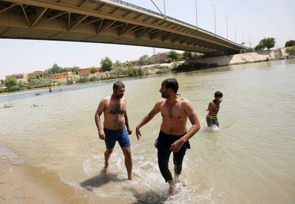 อิรักร้อนทะลุ 53 องศา ชาวเมืองทนไม่ไหวต้องเปิดน้ำฝักบัวกันข้างถนน อิรักร้อนทะลุ 53 องศา ชาวเมืองทนไม่ไหวต้องเปิดน้ำฝักบัวกันข้างถนน